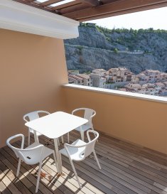 A vendre un studio comprenant : un hall d'entrée, un séjour avec cuisine ouverte et équipée, une salle de douche, une cave, une terrasse (18.48 m2).

Situé dans le Golf de Trieste ( 15mn de l’aéroport de Trieste, 130 km de Venise), ce projet 5 étoiles, respectueux de l’environnement  vous propose une expérience de luxe et de services exclusifs.
Conciergerie 24/24, Spa, boutique, restaurant, complètent ce projet unique.
Immostep Sàrl est en charge pour le Grand-Duché du Luxembourg de la commercialisation des biens résidentiels. Cela va du studio, en passant par des appartements une chambre, deux chambres, trois chambre, penthouse avec vue imprenable sur le belvédère et la mer Adriatique.

Pour tout renseignement supplémentaires veuillez nous contacter, info@immostep.lu