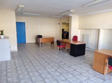 JARNY CENTRE  LOCAL COMMERCIAL .  A louer  local commercial  d\'une surface d\'environ  65 m2 comprenant  bureaux, local de stockage , wc  Chauffage individuel au gaz<br> LOYER : 750 EUR HT   DEPOT DE GARANTIE  : 1 500 EUR H.T.    CHARGES  : 130 EUR  taxes foncières<br> CONTACT : BLOCH  06.150.144.36  