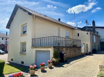 Maison de village. Maison de village de bonne construction se composant d'un salon salle à manger, un bureau, grande cuisine équipée avec coin repas, buanderie, chaufferie/atelier, cave. 3 chambres, 2 salles de bains, mezzanine.
Garage, cours, terrasse et balcon. Grenier aménageable.
Volets électriques.