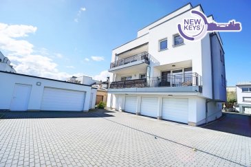 New Keys vous propose à la location ce magnifique appartement lumineux de 88 m² environ, idéalement situé au 1er étage d’un immeuble construit en 2019, avec ascenseur et bien entretenu à Dudelange.

Description du bien :

* Hall d’entrée
* Buanderie privative
* Chambre à coucher avec espace dressing
* Salle d’eau avec douche à l’italienne, WC, vasque et fenêtre
* Deuxième chambre
* WC séparé avec lavabo
* Débarras
* Cuisine entièrement équipée (Siemens et AEG), ouverte
* Salon/salle à manger
* Balcon avec marquise électrique, exposé sud-est

Espaces annexes :

* Cave
* Emplacement intérieur avec prise électrique et lavabo
* Buanderie commune

Equipements :

* VMC Double Flux
* Triple vitrage
* Moustiquaire
* Volets électriques
* Marquise électrique sur le balcon
* Chauffage au sol
* Visiophone
* Fibre optique
* EnergyPass : B/B

Loyer et conditions :
* Loyer mensuel : 2300€
* Charges: 300€
* Caution : 4600€ (2 mois de loyer)
* Frais d'agence : 2300 + TVA, partages 50/50 entre propriétaire et locataire
* CDI obligatoire

Pour plus de renseignements ou pour organiser une visite, contactez-nous au +352 661 434 100 ou par e-mail à l'adresse kdif@newkeys.lu.