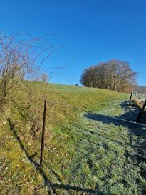 Immo NORDSTROOSS vous propose à la vente d'un Terrain constructible à vendre à Pettingen (Mersch) 7.10 ares.  

MAISON LIBRE DES TROIS COTES !!!

Le terrain est vendu avec une autorisation à bâtir et sans contrat de construction pour une maison uni-familiale dans une rue calme en pleine verdure avec vue sur le village de Pettingen, vous êtes à seulement 20 minutes de Luxembourg-Ville.  

The land is sold with a building permit and without a building contract for a semi-detached house in a quiet street in the middle of the nature with a view on the village of Pettingen, you are only 20 minutes away from Luxembourg-City.  

Pour plus de renseignements ou une visite (visites également possibles le samedi sur rdv), veuillez contacter le 691 850 805