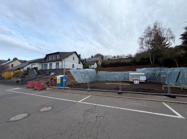 !!! NOUVEAU PROJET IMMOBILIER !!! 

EN COURS DE CONSTRUCTION et située dans un quartier exclusivement résidentiel, superbe maison neuve proposant 3 « côtés libres », disposant de +/- 198 m2 dont +/- 146 m2 habitables sur +/- 3.90 ares de terrain privatif, comprenant :

Au ½ sous-sol :
- Hall d'accueil.
- Cave.
- Chaufferie.
- Garage pour 1 voiture et rangement / moto + 1 parking extérieur.

Au ½ rez-de-chaussée :
- Hall.
- WC séparé.
- Grand salon et salle à manger traversant avec accès de plain-pied à la terrasse de +/- 28 m2 et au jardin arrière.
- Cuisine non équipée ouverte ou fermée sur salle à manger.

Au 1er étage :
- Hall d'étage.
- 4 chambres à coucher dont une suite parentale avec salle de bains privative.
- Salle de bains principale.

Classe énergétique AB : Chaudière pompe à chaleur avec chauffage par le sol / Triple vitrage et volets électriques / VMC double flux ...

Les plans restent modifiables selon vos besoins et les nécessités techniques à respecter.

Frais d'acte notarié applicables sur le montant de la quote-part de terrain.
Application directe du taux de TVA à 3 %.

Le prix annoncé s'entend TTC 3 % et ne sera pas révisé en cas d'indexation !