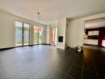 Le Bureau Immobilier Loewen-Kill présente à la vente cet appartement sis au rez-de-chaussée de la résidence Schanze Gruew à Itzig, se composant comme suit :

.Hall d’entrée avec vestiaire
.WC séparé
.Première chambre
.Deuxième chambre
.Troisième chambre
.Salle de bains avec douche, baignoire et WC
.Salon/salle à manger avec cuisine ouverte et débarras attenant ; disposant d’un accès au jardin et à la terrasse.
.Garage avec buanderie

En ce qui concerne les équipements :
.La résidence a été construite en 2006/2007
.Fenêtres en double vitrage
.Passeport énergétique : E-E
.Avances sur charges s’élèvent à environ 200€/mois

Nous sommes à votre disposition pour tout renseignement complémentaire et un rendez-vous de visite :
contact@loki.lu
00352 27 56 28 90

Les honoraires de négociation sont à la charge du vendeur et inclus dans le prix de vente.