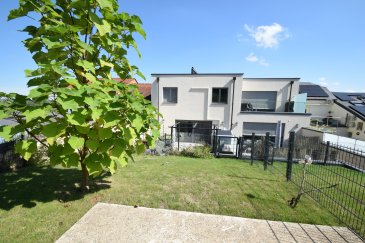 En Exclusivité ImmoHouse vous propose ce superbe duplex 2 chambres en rez de jardin CONSTRUCTION 2020 classe A-A situé à Schwebsange dans la commune de Schengen.

Au sein d'une résidence soignée de 3 unités ce magnifique appartement de 93m² se compose de :

-Un agréable hall d'entrée
-Un grand salon/salle à manger très lumineux avec terrasse et jardin plein sud
-Une cuisine équipée ouverte sur la pièce de vie
-2 chambres à coucher 
-Une salle de bain avec douche baignoire wc et fenetre
-Un wc séparé avec buanderie privative
-Un espace rangement

A cela s'ajoutent:
-Un parking intérieur privatif
-Une cave

Un magnifique objet à découvrir ...

Infos et visites sur rdv