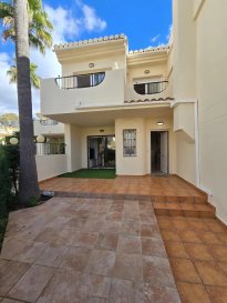 Maison mitoyenne à vendre à Playa del Arenal, Costabella.

 

La maison est située en bord de mer, à proximité des restaurants, à 10 minutes en voiture du centre de Marbella.

 

En entrant dans le lotissement, nous trouvons une végétation soigneusement taillée avec des allées très agréables. Elle se compose d'un rez-de-chaussée avec un salon-salle à manger, une cuisine équipée donnant accès à un grand patio et des toilettes pour invités.

 

À l'étage supérieur, nous trouvons 3 chambres, chacune avec une terrasse privée, 2 salles de bains complètes (dont une attenante).

 

Au dernier étage se trouve un solarium de 30 m² avec vue sur la mer et le lotissement, dans lequel nous avons la possibilité de créer un espace pouvant servir de chambre, de bureau...

 

Le garage très spacieux pouvant accueillir 3 voitures est situé au rez-de-chaussée, avec un accès direct à la propriété.

 

Le lotissement, très charmant, dispose d'un service de conciergerie, de jardins, d'une piscine communautaire, d'une aire de jeux pour enfants et d'un accès direct à la plage.

 

Il dispose d'une licence touristique.


Pour plus de renseignement veillez contacter l'agence par téléphone au +352 26 54 31 48 ou par mail : contact@belardimmo.lu

 ---------- 
Reiheneinfamilienhaus zum Verkauf in Playa del Arenal, Costabella.

 

Das Haus liegt direkt am Meer, in der Nähe der Restaurants, 10 Minuten mit dem Auto vom Zentrum von Marbella entfernt.

 

Beim Betreten des Gebäudes finden wir eine sorgfältig gepflegte Vegetation mit sehr angenehmen Wegen. Es besteht aus einem Erdgeschoss mit einem Wohnzimmer-Esszimmer, einer ausgestatteten Küche mit Zugang zu einem großen Patio und Gästetoiletten.

 

Im oberen Stockwerk befinden sich 3 Schlafzimmer, jedes mit einer privaten Terrasse, 2 vollständige Badezimmer (eins davon en suite).

 

Im obersten Stockwerk befindet sich ein 30 m² großes Solarium mit Blick auf das Meer und das Wohngebiet, in dem wir die Möglichkeit haben, einen Raum zu schaffen, der als Schlafzimmer, Büro... dienen kann.

 

Die sehr geräumige Garage, die 3 Autos aufnehmen kann, befindet sich im Erdgeschoss, mit direktem Zugang zur Immobilie.

 

Das charmante Wohngebiet verfügt über einen Concierge-Service, Gärten, ein Gemeinschaftsbad, einen Kinderspielplatz und direkten Zugang zum Strand.

 

Es verfügt über eine Touristenlizenz.


Für weitere Informationen kontaktieren Sie bitte die Agentur telefonisch unter +352 26 54 31 48 oder per E-Mail: contact@belardimmo.lu

 ---------- 
Semi-detached house for sale in Playa del Arenal, Costabella.

 

The house is located on the seafront, near restaurants, a 10-minute drive from Marbella's city center.

 

Entering the development, we find carefully trimmed vegetation with very pleasant paths. It consists of a ground floor with a living-dining room, a fully equipped kitchen with access to a large patio, and guest toilets.

 

On the upper floor, there are 3 bedrooms, each with a private terrace, 2 full bathrooms (one en suite).

 

The top floor features a 30 m² solarium with views of the sea and the development, where we have the possibility to create a space that can serve as a bedroom, office...

 

The very spacious garage, which can accommodate 3 cars, is located on the ground floor, with direct access to the property.

 

The charming development has a concierge service, gardens, a communal swimming pool, a children's playground, and direct access to the beach.

 

It has a tourist license.


For more information please contact the agency by phone at +352 26 54 31 48 or by email: contact@belardimmo.lu