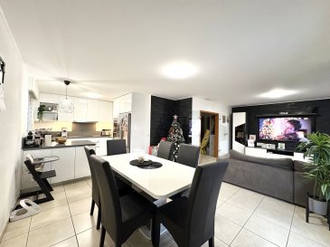 Agence Chaves vous propose ce bel appartement d'environ 93,70?m², situé au 2? étage d'une résidence de 2002 équipée d'un ascenseur.

L'agencement se compose de?:
- Hall d'entrée
- Cuisine équipée moderne (installée en 2022), ouverte sur la salle à manger et le séjour, avec accès au balcon
- Deux chambres confortables
- WC séparé rénové en 2025
- Débarras avec raccordements pour lave-linge
- Salle de douche entièrement rénovée en 2025

Prestations complémentaires?:
- Cave privative
- Emplacement intérieur pour une voiture
- Moustiquaires installées sur les fenêtres

Chauffage au gaz.  
Disponibilité à convenir