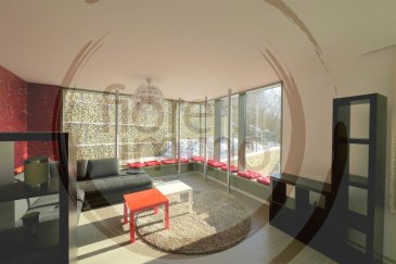 Nous avons le plaisir de vous proposer à la location un<br>appartement meublé, très lumineux, d\'environ 100m2,<br>offrant une magnifique vue panoramique sur le vieux Luxembourg, sis au 1er étage d\'une petite résidence totalement rénovée.<br>Vous serez séduit par son style vintage contemporain et sa grande terrasse attenant à la forêt.<br>Le plus grand atout de ce logement est la luminosité due aux grandes baies vitrées, et sa belle terrasse de 30m2.<br><br>Il se compose comme suit:<br><br>- hall d\'entrée;<br>- 2 chambres;<br>- 2 salles de douche;<br>- WC séparé;<br>- belle cuisine ouverte donnant sur living;<br>- buanderie commune;<br>- emplacement extérieur;<br><br>Détails:<br><br>- triple vitrage;<br>- chauffage au sol;<br>- carrelage;<br>- dans les charges inclus aussi une femme de <br>  ménage 1 fois par semaine:<br>- animaux acceptés;<br>- colocation acceptée;<br><br>Frais d\'agence à la charge de la partie Locataire : 1 mois de loyer 17% TVA.<br><br>Pour plus de renseignements, veuillez contacter l\'agence<br><br><br /><br />Gerne bieten wir Ihnen zur Miete ein<br>möblierte Wohnung, sehr hell, von ca. 100m2,<br>Das Appartment liegt im 1. Stock einer kleinen, komplett renovierten Residenz in Luxemburg-Clausen.<br><br>Sie werden von seinem zeitgenössischen Vintage-Stil und seiner großen Terrasse neben dem Wald verführt sein.<br><br>Es setzt sich wie folgt zusammen:<br><br>- Eingangshalle;<br>- 2 Schlafzimmer, jedes mit eigenem Duschbad<br> Individuell;<br>- separates WC;<br>- schöne offene Küche mit Zugang zu einem hellen <br>  Wohnzimmer mit Erkerfenstern und herrlichem Blick auf <br> die Altstadt;<br>- direkter Zugang zur großen Terrasse von ca. 30m2;<br>- gemeinsamer Waschraum;<br>- Standort im Freien;<br><br>  Einzelheiten:<br><br>- ausgezeichneter Allgemeinzustand;<br>- Dreifachverglasung;<br>- Fußbodenheizung;<br>- Bodenfliesen;<br>- in den All-inclusive-Gebühren auch eine Putzfrau einmal <br>  pro Woche:<br>- akzeptierte Tiere;<br><br>Vom Mieter zu zahlende Agenturgebühren: 1 Monatsmiete 17% MwSt.<br><br>Für weitere Informationen wenden Sie sich bitte an die Agentur<br /><br />We are pleased to offer you for rent a<br>furnished apartment, very bright, of approximately 100m2,<br>offering a magnificent panoramic view of old Luxembourg, located on the 1st floor of a completely renovated small residence.<br>You will be seduced by its contemporary vintage style and its large terrace adjoining the forest.<br>The greatest asset of this accommodation is the brightness due to the large bay windows, and its beautiful terrace of 30m2.<br><br>It is composed as follows:<br><br>- entrance hall;<br>- 2 bedrooms;<br>- 2 shower rooms;<br>- separate WC;<br>- beautiful open kitchen giving onto living room;<br>- common laundry room;<br>- outdoor location;<br><br>Details:<br><br>- triple glazing;<br>- floor heating;<br>- floor tile;<br>- in the charges also included a woman of<br>  cleaning once a week:<br>- accepted animals;<br><br>Agency fees payable by the Tenant: 1 month\'s rent 17% VAT.<br><br>For more information, please contact the agency