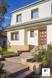 Située à Elvange, cette agréable villa 4 façades datant de 1982 présente une surface habitable de ± 257 m² pour une surface totale de ± 481 m². Elle se compose comme suit:
 
Au rez-de-chaussée, le hall d'entrée ± 13 m² avec wc séparé ± 2 m² dessert un bureau ± 14 m², un séjour ± 34 m² avec feu ouvert, une salle à manger ± 26 m², la cuisine ± 10 m² aménagée et équipée et une salle à manger plus petite ± 13 m². Une terrasse suivie du jardin est accessible via la séjour.
 
Le 1er étage comprend une galerie ± 14 m² suivie d'un couloir ± 2 m² desservant quatre chambres de ± 31, 21, 20 et 20 m², une salle de bain ± 14 m² avec baignoire, douche, double lavabo et un wc séparé ± 2 m².
 
Les combles non-aménagés consistent en un grand espace de ± 114 m² (surface au sol) avec belles possiblités d'aménagement.
 
Le sous-sol se compose d'un palier ± 13 m² desservant une salle de jeux ± 14 m² incluant une petite salle de douche, un wc séparé ± 2 m², la chaufferie ± 14 m², une buanderie ± 17 m² avec accès au jardin, un spacieux double garage ± 51 m² et enfin, une cave à vin ± 13 m² située sous la terrasse.
 
Détails complémentaires:

•Maison idéale pour une famille ;
•Chaudière au mazout à réviser (consommation annuelle: ± 3500€); raccordement au gaz possible dans la rue ;
•Raccordements d'eau chaude/froide dans chaque chambre ;
•Belles promenades dans les alentours, domaine thermal de Mondorf-les-Bains ;
•Cadre verdoyant ;
•Commerces, écoles, crèches, parcs à proximité ;
•Accès autoroutier à proximité.

Agent responsable: Florian Apolinario
E-Mail.: florian@vanmaurits.lu
Mobile.: +352 691 110 397