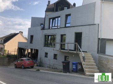 DUDELANGE - Proche Centre, maison jumelée de 230m2, possible de diviser en 2 unités (un appartement de 2  chambres et un duplex de 3 chambres ) 5-6 chambres,  TRAVAUX D\'ACHEVEMENT IMPORTANTS A PREVOIR (170.000€ à 200.000€  prix par entreprises) intéressant pour des familles - parents / enfants etc , amis, voir promoteur-constructeur - vente en division possible - cadastre vertical en cours
situation calme , garage 2 voitures (2 portails)  jardin privatif, terrassse,   balcon, modifications encore possibles 
les banques exigent des fonds propres surtout en raison des travaux à finaliser
on a un mandat exclusif de vente
curieux s\'abstenir svp- toute demande que par email au départ à rbi@pt.lu
nous avons un mandat exclusif sur tous nos objets
Ref agence :2449342