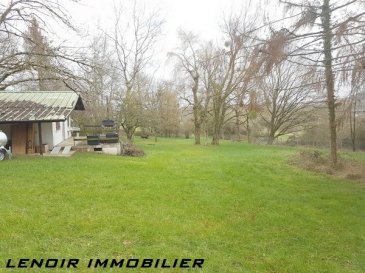 Thionville :

Exceptionnel, terrain de loisir de 39,15 ares avec chalet de 32m² en dur construit en 1968 équipée d’une terrasse et haut vent.
Magnifique terrain clos et arboré, belle pelouse, terrain de pétanque
Travaux de drainage terrain réalisé.

Honoraires charge vendeur inclus.
LENOIR IMMOBILIER : Vente, Location, Gestion depuis 2010.
