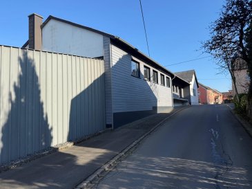Auf einem großen Grundstück von 1.589 m², steht die frühere Raiffeisenwarenzentrale, die über die letzten Jahre als Schreinerei genutzt wurde. Die Gebäude verfügen über ca. 450 m² Nutzfläche und ca. 50 m² Bürofläche inklusive Sanitäreinrichtung, verteilt über 3 Geschosse. 2 große Garagen und 1 kleine Garage bieten darüber hinaus Unterstellmöglichkeiten. Das Gebäude wird mit einer modernen und kostengünstigen Hackschnitzelheizung aus dem Jahr 2011 beheizt. Zudem ist noch eine bebaubare Freifläche vorhanden.

Ausstattung
? massiver Bau, frei auf 4 Seiten
? großes Grundstück
? großer Nutzflächen bereich
? gute Zugänglichkeit
? zusätzliche, bebaubare Freifläche
? Nähe zu Luxemburg
?? Ideal für Unternehmer, Handwerker, Sammler
?? Große Lagerflächen
?? Erweiterungspotenzial auf Wohnzone
?? Sofort nutzbar
