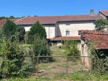 Grande Maison type Ferme Lorraine à rénover comprenant en rez-de-chaussée : enrtrée, cuisine, salon-séjour, une chambre, salle de bain.
Grenier aménageable, toiture en très bon état. Grange-garage de 150 m2 au sol idéal camping-car. Joli terrain attenant !! Proximité LIGNY 

Date de réalisation du diagnostic énergétique : 30/07/2025

Consommation énergie primaire :   272 KWh/m2/an
Consommation énergie finale :       220 Kwh/m2/an
Montant estimé des dépenses annuelles d’énergie pour un usage standard : 
Entre 3610 € et 4940 €
Prix moyen des énergies : indexés sur les années 2023  (abonnement compris)


Les informations sur les risques auxquels ce bien est exposé sont disponibles sur le site : www.georisques.gouv.fr