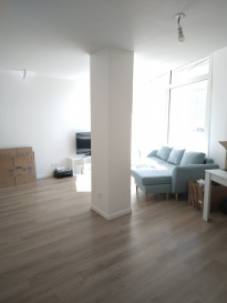 Emplacement bel appartement lumineux, situé au centre de Longwy-bas (vue place Leclerc), proche de la gare, des commerces et des écoles. Comprenant une pièce à vivre avec cuisine équipée, une chambre, une salle de bains avec douche et WC, un couloir. Chauffage électrique.