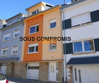 Belle grande maison mitoyenne située sur un terrain de 2a99 dans une rue calme de Oberkorn.<br><br>La maison dispose de :<br>Rez-de-chaussée :<br>Hall d\'entrée, cave/buanderie avec accès vers le jardin et grand garage pour 1-2 voitures.<br><br>Etage 1 : Palier, grand living/salle à manger, 1WC séparé, cuisine équipée avec accès à la terrasse et au jardin.<br><br>Etage 2 : Palier, 2 grandes chambres à coucher dont 1 dispose d\'une grande armoire encastrée et 1 salle de bain avec WC.  On dispose également d\'une 2ième grande salle de douche avec WC et 2 lavabos.<br><br>Grenier : Palier avec armoire encastrée, 1 grande chambre et une 2ième grande chambre avec 1 mezzanine.<br><br>A visiter.<br><br><br>La maison  se trouve à proximité de l\'école du Fousbann, de la poste, centre sportif, du centre commercial OPKORN AUCHAN ainsi que du centre de la Ville de Differdange.<br>