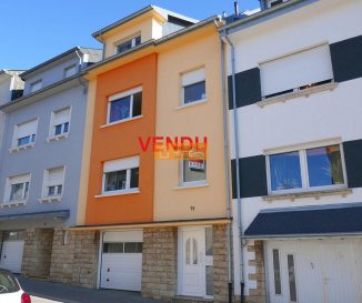 Belle grande maison mitoyenne située sur un terrain de 2a99 dans une rue calme de Oberkorn.<br><br>La maison dispose de :<br>Rez-de-chaussée :<br>Hall d\'entrée, cave/buanderie avec accès vers le jardin et grand garage pour 1-2 voitures.<br><br>Etage 1 : Palier, grand living/salle à manger, 1WC séparé, cuisine équipée avec accès à la terrasse et au jardin.<br><br>Etage 2 : Palier, 2 grandes chambres à coucher dont 1 dispose d\'une grande armoire encastrée et 1 salle de bain avec WC.  On dispose également d\'une 2ième grande salle de douche avec WC et 2 lavabos.<br><br>Grenier : Palier avec armoire encastrée, 1 grande chambre et une 2ième grande chambre avec 1 mezzanine.<br><br>A visiter.<br><br><br>La maison  se trouve à proximité de l\'école du Fousbann, de la poste, centre sportif, du centre commercial OPKORN AUCHAN ainsi que du centre de la Ville de Differdange.<br>