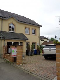Très agréable maison jumelée à vendre dans le village de Niederpallen, situé dans une rue sans issue.
Situation très calme et verdoyante, à deux pas de chemins de balade dans les bois.
Très proche de Redange où l'on peut trouver toutes les commodités: écoles, lycée, centre sportif, piscine, centre médical, supermarché, magasins de proximité, administrations.....
Bonne connexion de bus

La maison de 160m² habitable + caves sur toute la surface de la maison se compose comme suit:
Rdch: 
- hall d'entrée avec coin vestiaire et wc séparé
- Cuisine (l'ancienne cuisine a été retirée et laisse l'espace à une nouvelle cuisine à votre goût)
- beau séjour / salle à manger de 36m², lumineux, avec sortie sur terrasse et jardin
- garage 1 voiture
- car port pour 1-2 voitures + parkings sur la propriété

1er étage:
- hall de nuit
- salle de douche, wc, lavabo (avec petit vélux)
- 1 belle chambre de 17,17m²
- spacieuse salle de bain et douche, 2 lavabo, wc (avec fenêtre)
- 2 chambres à coucher mansardé de 14,48m² chacune.

Combles:
- hall de nuit 
- 1 chambre à coucher de 15,54m² hauteur 2m (17,64m² au sol)
- salle douche, wc, lavabo.

Sous-sol:
- plusieurs caves, buanderie, chaufferie.

Volets électriques, portail électrique, propriété entièrement clôturée

