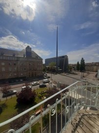 METZ SAINT THERESE - 3P - BALCON
Au 3ième étage d'un immeuble situé à quelques minutes de la gare de Metz, spacieux 3P de 89m² comprenant une entrée avec placard, un salon avec balcon suivi de deux chambres en enfilade, une cuisine séparée avec cellier et une salle de bains avec wc. Appartement lumineux avec parquet, proche de toutes les commodités. Chauffage individuel au gaz. 
Disponible à compter du 15 octobre prochain.