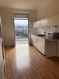 Appartement 4 pièces  89 m² 

Situé au 3ème étage sans ascenseur d'un petit immeuble de 5 appartements (1 appartement par palier), ce bien de 89 m² offre un cadre de vie calme et agréable.

L'appartement se compose de :

Un séjour lumineux avec balcon sur la face avant  
Une cuisine avec accès à un second balcon côté arrière  
2 chambres,  
Une salle de bains avec WC  
Vous bénéficierez également d'une cave.

Les + :

Toiture neuve  
Chaudière neuve  
Faibles charges : 95 € / mois  
Proximité centre-ville et autoroute  
DPE : D  

Prix : 220 000 € FAI (honoraires à la charge du vendeur)  

Tél 03 82 34 91 97 - 06 99 42 05 72