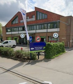 Strassen Location  - Bureau     712 € Nous vous proposons à la location un bureau privatif lumineux de 22 m², idéalement situé à Strassen, au cœur d'une zone industrielle dynamique.
Le bureau fait partie d'un complexe de bureaux modernes et bénéficie de prestations pratiques :
Parking à disposition,
Cuisine commune équipée,
Ambiance professionnelle et conviviale.
Grâce à son emplacement stratégique, ce bureau offre un accès rapide vers Luxembourg-Ville et les principaux axes autoroutiers, tout en étant proche des commodités