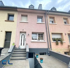 C L Immobilière vous propose une maison mitoyenne en vente à Differdange - Fousbann .
Elle se compose comme suit: 
Rez-de-chaussé: salon et salle à manger,
Étage:  deux chambres à coucher, un Wc séparé,
Mansarde: une grande chambre,
S-sol. - rez-de-jardin: salle de douche, buanderie, chaufferie, cuisine équipée, véranda avec accès directe sur un grand jardin avec abris de jardin,  coin barbecue, terrasse.

Situé dans une rue tranquille, restant proche des écoles, lycée, école internationale, arrêt de bus etc.
Disponible à convenir. 

(Commission d\'agence à charge du vendeur)




Ref agence : DCVPD22