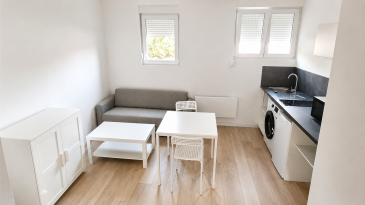 Dans une copropriété familiale calme,
 proche de toutes commodités,

au RDC, 
bel F2 meublé entièrement rénové à neuf pour une 1ère mise en location, d'environ 30 m² offrant : 
cuisine ouverte sur salon, 1 chambre indépendante, 1 salle d'eau avec wc. 

Personne sérieuse et garantie exigée - 
Location pour 6 mois minimum. 
Loyer : 600€ + 50€ de charges (comprenant eau, électricité et chauffage, entretien des communs, ordures ménagères). 
FA : 330€. 
Caution : 650€.

ROMANO Alexia : 06 70 32 89 54