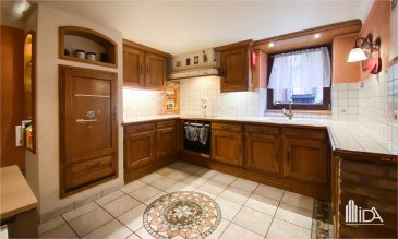 L'Immobilière de l'Attert vous propose cette charmante maison individuelle idéale pour une profession libérale avec plein de possibilités d'aménagement et habitation à vendre dans le village d'Everlange.

La maison de +/- 282m² se compose actuellement d'un hall d'entrée, séjour, salle à manger, débarras, cuisine équipée, cave, cave à vin, 3 chambres à coucher, salle de bain avec douche, wc, lavabos.

Cette propriété 4 façades en cours de rénovation :
Extension de l'étage (grenier), gros œuvre terminé, offrant la possibilité d'être aménagée en espace de vie, séjour, cuisine ouverte, chambres supplémentaires, salle de loisirs, sauna, salle de bains.

La partie commerce d'une superficie totale de +/- 274m² avec entrée séparée se compose d'un bureau, d'un wc, d'un atelier de +/- 91,13m² et d'une 2ème pièce pouvant servir de stockage, 2ème atelier de 43,13m² disposant de tout le matériel entièrement équipé et nécessaire pour une activité de garagiste pour utilisation immédiate. Possibilité de racheter le fonds de commerce, offrant des opportunités professionnelles intéressantes. (Prix sur demande).

Extérieur :
- Jardin privatif joliment arboré sur le côté de la maison
- Devant la maison, jolie terrasse et vue dégagée sur la nature

Informations complémentaires :
- Chauffage mazout (radiateurs)
- 2 emplacements de parking extérieurs devant la maison
- Garage
- Terrain de 9,75 ares
- Châssis PVC et fenêtres double vitrage
- Toiture neuve de 2020

Points forts :
- Charme authentique, architecture traditionnelle et matériaux nobles (portes en chêne)
- Cadre idyllique, situé dans un quartier paisible à proximité des sentiers de randonnée et de la nature

Un coup de cœur pour cette belle propriété ? Ne manquez pas l'opportunité d'acquérir cette maison exceptionnelle, où le caractère ancien se marie parfaitement avec le confort de vie.

Pour plus d'informations ou pour visiter cette propriété, contactez-nous au +352 23 62 90 20 ou sur immo@immoaida.lu

Consultez nos biens sur www.immoaida.lu