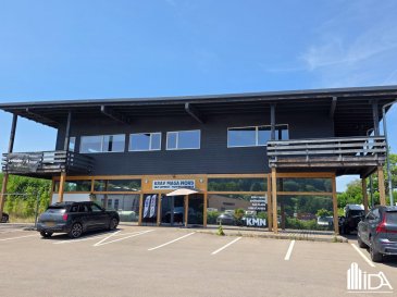 En vente l'Immobilière de l'Attert vous propose ce spacieux bureaux idéalement situé à Mertzig. 

Le bureau situé au 1er étage d'un batïment dans la zone industrielle de Mertzig se compose d'un local de +/- 41,29m² avec cuisine et salle de douche avec lavabo et wc et d'un balcon de +/- 18,79 m². 

Le bureau dispose de 2 emplacements de parking extérieurs. 

Pour plus d'informations ou pour visiter cette propriété, contactez-nous au +352 23 62 90 20 ou sur immo@immoaida.lu 

Consultez nos biens sur www.immoaida.lu