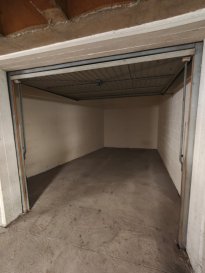 À louer garage fermé dans une Résidence au Limpertberg.

36 rue de l'Avenir

Les dimensions sont les suivantes ;

Longueur : 4,92M à 4,80M  
Largeur : de 3,63M à 2,51M (entre la portière 2,08M)  
Hauteur : 2,43M  

Disponible de suite  

Sous toutes réserves