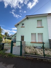 Maison jumelée - 85m ². PANETTA IMMOBILIER vous propose, 

En exclusivité, 

Une maison jumelée d'environ 85m² située dans un quartier très calme de Mont Saint Martin, et se composant comme suit : 

Au rez-de-chaussée, vous trouverez un dégagement desservant une salle à manger, un salon, une cuisine, une salle de bains, WC séparés.

L'étage est composé de 2 chambres.

Les combles de cette maison sont aménageables en une troisième chambre ou bureau.

Les fenêtres sont en DVPVC (10 ans) ; chauffage gaz ; toiture rénovée il y a 5 ans ; prévoir une remise aux normes de l'électricité et rafraichissement de la maison. 

Pour informations et visites: Rocco PANETTA au 06 88 56 77 94.

Les informations sur les risques auxquels ce bien est exposé sont disponibles sur le site Géorisques : www.georisques.gouv.fr