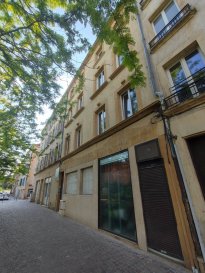 METZ - 26 RUE DE LA BASSE SEILLE
A quelques pas du centre-ville, proche des écoles et des commerces, beaux studio rénové de 26m² situé au 2ième étage d'un immeuble bien tenu.
L'appartement est lumineux et dispose d'une pièce principale meublée, d'un coin-cuisine équipé et d'une salle d'eau avec wc.
Chauffage individuel électrique. Libre au 15 novembre prochain.