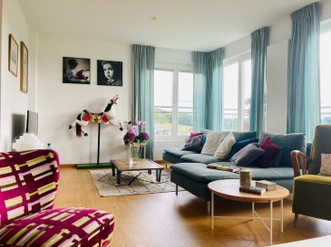 !!!!!!!!!!!!! Magnifique Triplex à saisir !!!!!!!!!!!!!!!!!!<br><br>ImmoNordstrooss à l\'honneur de vous presenter ce magnifique triplex d\'une superficie total de 188m2 (175m2 habitable) dans une petite copropriété haute standing, avec une finition haute gamme et une vue exceptionnelle sur la vallée sans vis-a-vis , orienté sud / sud est.<br>Cet magnifique duplex se compose comme suit:<br>Au premier étage:<br>- une belle entrée avec des rangements<br>- Cuisine équipée haute gamme<br>- Living/Sall à manger<br>- Une Grande chambre avec dressing et Salle de Bain<br>Au 2ème Étage :<br>- 2 Grandes chambres accès au terrasse <br>- Un deuxième Living très lumineux <br>- Salle de douche<br>Au 3ème Étage:<br>- Une grande piece ouverte peut être également utilisée comme suite parental avec salle de douche et buanderie.<br>Un grand garage avec un emplacement et deux emplacements extérieurs complètent parfaitement ce bien.<br><br>Pour plus de renseignements ou une visite (visites également possibles le samedi sur rdv), veuillez contacter le 691 238 008.<br>