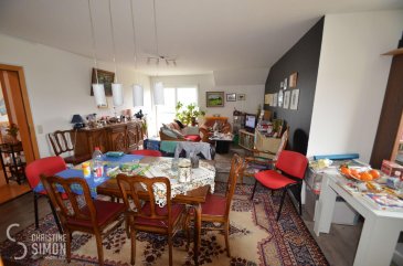 L\'agence immobilière Christine Simon Sàrl ayant un mandat exclusif vous propose un appartement d\'une superficie totale d\'environ 87,69 m2 situé à PERL (D) au prix de 365.000 €. L\'appartement est actuellement en location.<br>Idéal aussi pour un investisseur !<br><br>Description de l\'appartement au 2ème étage:<br>- Appartement Nr. 12 d\'environ 87,69 m2. Hall d\'entrée, 1 chambre à coucher, une grande cuisine équipée indépendante, living, une terrasse d\'environ 10m2 salle de douche, toilette, 2 lavabos, débarras et un dressing.<br>1 emplacement extérieur et une cave privative.<br><br>La localité PERL (D) se trouve au coeur des 3 frontières, l\'Allemagne le Luxembourg et la France. Perl est une localité agréable à vivre aussi bien pour des jeunes que pour les personnes âgées. Dans la commune et celles voisines se trouvent de nombreux commerces, écoles p.ex. école fondamentale et le Lycée de Schengen ainsi que des crèches accessibles à pied. L\'entrée de l\'autoroute Saarebruck-Luxembourg est à quelques minutes en voiture.<br><br>Distances de Perl à:<br>02 km à L-Schengen<br>24 km à D-Merzig<br>27 km à D-Saarburg<br>45 km à L-Kirchberg<br><br>Pour plus d\'informations, n\'hésitez pas à contacter l\'agence par eMail: info@chrisitinesimon.lu ou par téléphone: +352 26 53 00 30.<br>Les honoraires d\'agence sont à charge de l\'acquéreur (3,57 %). <br><br><br><br><br><br><br><br><br><br><br><br><br /><br />Die Immobilienagentur Christine SIMON GmbH mit Alleinauftrag, bietet Ihnen zum Verkauf eine Eigentumswohnung mit einer gesamt Wohnfläche von ungefähr 87,69 qm gelegen in Perl (D) zum Preis von 365.000 €.<br>Die Wohnung ist zurzeit vermietet. <br>Geeignet auch für Investoren !<br><br>Beschreibung der Wohnung im 2t\'en Stock:<br>- Wohnung Nr. 12 von ungefähr 87,69 qm. Eingangsbereich, grosse separate Einbauküche, Wohnraum mit Zugang zur Terrasse von ungefähr 10 qm, Duschraum mit Toilette, 2 Waschbecken, 1 Schlafzimmer, Abstellraum und Ankleidezimmer.<br>Dazugehörend 1 Aussenstellplatz und 1 Kellerraum.<br><br>Perl (D) befindet sich im grenzenlosen Dreiländereck Deutschland, Luxemburg und Frankreich und ist ein sehr angenehmer Wohnort. Perl hat sowie für junge und ältere Leute viel zu bieten. In der Gemeinde und in den Nachbargegenden gibt es zahlreiche größere Einkaufsmärkte, Schulen, u.a. die grenzüberschreitende Gemeinschaftsschule \