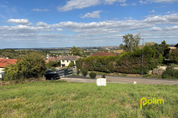 Accès direct A31 ! .  Très beau terrain à bâtir libre de constructeur d'une surface de 573m2 avec une vue dégagée, viabilité en bordure de route, belle façade de 16 m, Parfait pour votre futur projet !

 Les informations sur les risques auxquels ce bien est exposé sont disponibles sur le site Géorisques : www.georisques.gouv.fr