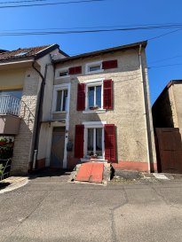 Maison de village .  Maison de village de type F5 - 10, rue Clinchant 54470 THIAUCOURT comprenant :
 Au RDC : Une entrée, cuisine équipée ouverte sur salon/séjour, une chaufferie/buanderie, WC
 Au 1er étage : 2 Chambres, 1 bureau, salle d'eau
 Au 2ème étage : Une chambre, salle de jeux
 Chauffage fuel - 171,93 m2
 Libre à la location le 25/06/2026
 Les informations sur les risques auxquels ce bien est exposé sont disponibles sur le site Géorisques : www.georisques.gouv.fr