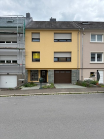 Cette belle maison mitoyenne située à Wasserbillig, Luxembourg, est proposée à l'achat par l'AGENCE REINERT CARLO. Cette propriété exclusive peut être trouvée uniquement sur athome.lu.

Détails de la propriété : Spacieuse et accueillante, cette propriété de 160 m² est parfaitement conçue pour une famille. Construite en 1966, la maison comporte trois chambres à coucher, une salle de bains, et une cave, idéale pour le stockage. Pour les amateurs de jardinage, un jardin privé de 50 m² est prêt à accueillir vos projets botaniques. Ce bien dispose également de deux garages et d'une place de parking extérieure, soit suffisamment d'espace pour les véhicules. Chaque moment passé sur le balcon de 8 m², orienté sud-est, vous permettra de profiter du soleil. Avec une cuisine équipée et une buanderie, cette maison répond à toutes les attentes d'une famille moderne. Le système de chauffage au gaz assure un confort optimal quelle que soit la saison.

À proximité, Wasserbillig offre une atmosphère charmante et sympathique, parfaite pour les familles. On y trouve une sélection d'écoles de qualité, ainsi que de nombreux commerces et restaurants. Les parcs et espaces de loisirs sont facilement accessibles, idéale pour se détendre. Niveau transport, Wasserbillig est bien desservie, facilitant les déplacements pour le travail ou les loisirs. Les services de santé viennent compléter les infrastructures de cette belle communauté.

Ne manquez pas cette opportunité ! N'hésitez pas à planifier une visite en nous contactant via le formulaire de contact ou par téléphone. Faites de cette propriété votre nouvelle maison aujourd'hui !