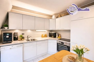 New Keys a le plaisir de vous présenter cet appartement lumineux d’environ 65 m2, idéalement situé au 3ème étage d’une résidence bien entretenue à Roeser.

Description du bien :

L’appartement offre des espaces agréables et parfaitement agencés :

- Cuisine équipée semi-ouverte
- Grand séjour avec espace salle à manger
- Chambre à coucher
- Salle de bains avec baignoire et WC

Espaces annexes

- Cave privative
- Emplacement de parking intérieur
- Buanderie commune

Cet appartement représente une belle opportunité pour toute personne recherchant un cadre de vie calme, fonctionnel et proche des commodités.

Pour toute information supplémentaire ou pour planifier une visite, contactez-nous au +352 661 434 100 ou par e-mail à kdif@newkeys.lu