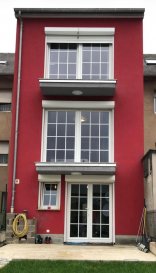 Maison pour vous, vous propose une belle maison unifamiliale, construite sur un terrain de 1,73 ares avec terrasse et jardin située au quartier Woiwer, commune de Differdange. 
Proche d'écoles primaires, lycée, université Lunex, Piscine Aquasud, crèches, tous commerces, transport public et axes routiers. 
Maison unifamiliale d'environ 200m2, complètement rénovée en 2014 avec toutes les salles en béton. 
Au Sous-sol : 
-Cuisine équipée, 
- salle à manger avec une sortie sur la terrasse et le jardin contenant une maisonnette en béton comme abri de jardin/stockage et une salle de douche. 
- Local technique (chaudière au gaz).
Au rez-de-chaussée : 
- Hall d'entrée,
-  Living ouvert sur la salle à manger et un balcon de 3m2.
Au premier étage : 
- Hall de nuit, 
- 2 grandes chambres (16m2 et 23m2), 
- salle de douche, 
- wc séparé 
-  un balcon de 3m2.
Deuxième étage (grenier aménagé)
- 2 chambres enfants. 
Informations complémentaires : 
-Dalles en béton
-Fenêtres PVC double vitrage
-Chaudière au gaz
La maison est actuellement sous contrat de bail. 
Nous restons disponibles pour toute information et visite.