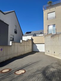 Situé à Sanem, ce parking intérieur au deuxième sous-sol offre un emplacement de ± 14 m². Il est réservé aux véhicules ne dépassant pas une hauteur de 1,80 m et un poids maximal de 2 000 kg.

Idéalement situé, il bénéficie d'un accès facilité aux transports en commun (bus) et d'une proximité avec divers services et infrastructures : centre et club sportif, commerces, restaurants, crèches, écoles et parc de jeux. Les connexions autoroutières, ainsi que les pistes cyclables et sentiers de randonnée à proximité, offrent une accessibilité optimale.

Contact : Jimmy de Brabant  
Tél. : +352 661 167 494  
E-mail : jimmy@vanmaurits.lu