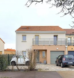 A Rodemack, cette maison familiale de 110 m2 au sol, se niche à proximité immédiate du Luxembourg. Son emplacement privilégié et stratégique, offre un cadre de vie recherché.

L’entrée s’ouvre sur un vaste séjour baigné de lumière, sublimé par une belle hauteur sous plafond qui en fait un lieu de vie convivial. La cuisine aménagée s’intègre harmonieusement à cet espace, à la fois en recul et ouverte sur la salle à manger. L’ensemble se prolonge sur une terrasse offrant une vue dégagée et un accès au jardin.
Une buanderie, ainsi qu'une salle d’eau privative complète ce niveau.

Un second niveau pour l’espace nuit dévoile une configuration parfaitement adaptée à la vie de famille : trois chambres, dont une suite parentale avec salle de douche et dressing privatifs.
S’ajoute à cela une salle de douche avec WC suspendu.
Chaque chambre bénéficie d'un accès direct ä une terrasse.
Le jardin exposé Ouest, clos et verdoyant, au calme et facile d’entretien, invite à profiter pleinement des beaux jours.
Un garage avec porte motorisée, ainsi que 2 emplacements privatifs, complètent l’ensemble.

POINTS CLÉS : 
- Maison classe C
- Construction de 2022, sous garantie décennale
- Chauffage au sol, avec chaudière gaz
- Fenêtres double vitrage haute performance
- Volets motorisés

Une adresse rare à Rodemack, idéale pour une famille souhaitant allier confort, nature et vie à proximité du Luxembourg.

Nous restons à votre disposition pour tout renseignement complémentaire ou une visite des lieux au 28 66 39 1.

 ---------- 
In Rodemack, this 110 m2 family home nestles in the immediate vicinity of Luxembourg. Its privileged, strategic location offers a sought-after living environment.

The entrance opens onto a vast, light-filled living room, enhanced by high ceilings that make it a convivial place to live. The fitted kitchen blends harmoniously into this space, both set back and open to the dining room. It extends onto a terrace with unobstructed views and access to the garden.
A laundry room and private shower room complete this level.

A second level for the night space reveals a configuration perfectly suited to family life: three bedrooms, including a master suite with private shower room and dressing room.
There's also a shower room with wall-hung toilet.
Each bedroom has direct access to a terrace.
The west-facing garden is enclosed and green, quiet and easy to maintain, inviting you to take full advantage of the fine weather.
A garage with motorized door and 2 private parking spaces complete the ensemble.

KEY FEATURES :
- Class C home
- Built in 2022, under ten-year warranty
- Underfloor heating with gas boiler
- High-performance double-glazed windows
- Motorized shutters

A rare address in Rodemack, ideal for a family wishing to combine comfort, nature and living close to Luxembourg.

For further information or to arrange a viewing, please call 28 66 39 1.