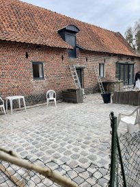 Charmant appartement entièrement meublée, prêt à vivre  entièrement rénové dans une ancienne écurie, situé en pleine campagne dans un environnement très calme.
Localisation idéale: proche de la gare de Fretin, à quelques minutes du métro 4 cantons- Accès rapide vers  Lille.
2 chambres, cour privée donnant sur un espace verdoyant dans un cadre paisible-
Loyer 900€+140 € charges ( électricité+eau)+internet possible 15 euros soit 1055,00€
Commerces de proximité, ferme aux alentours( produits locaux) 
idéal  pour personnes recherchant le calme.  
Honoraire locataire : 985,00 avec état des lieux .