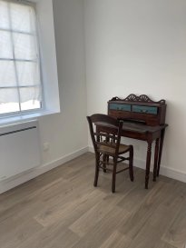 coup de coeur assuré- Appartement lumineux, meublé, 2 chambres dans un corps de ferme rénové.
Dans un cadre calme et verdoyant, découvrez ce bel appartement entièrement refait à neuf, situé au sein d'un ancien corps de ferme plein de charme.
les atouts: appartement meublé, prêt à vivre, 
            Cuisine équipée fonctionnelle
            2 chambres 
            salle de douche, wc séparé;
            Cour privée pour profiter des beaux jours en toute tranquillité
            campagne verdoyante et calme pour se environnement paisible , parfait pour séniors ou personnes recherchant le calme . 
Localisation idéale:
              Proche gare de Fretin 
              Accès rapide au métro 4 cantons
Commerces de proximité et accès aux des produits de la ferme 
Loyer 900,00 euyros +140,00 euros charges (prov. électricité, prov. eau froide ) soit 1040,00 euros 
Honoraire agence :986?63 dont l'état des lieux.