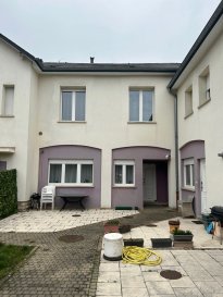 En exclusivité à Herserange

Proche de toutes commodités,

Une jolie maison contemporaine et mitoyenne d'environ 80m² se composant ainsi : 

- RDC : Entrée, dégagement sur un bel espace salon/séjour ouvert sur une cuisine équipée (environ 30m²) et WC séparés

- Etage : 2 grandes chambres , une salle de bains (baignoire + WC)

- Combles aménageables et isolés au dessus 

Terrasse privative sur l'avant.

Pas de garage mais 2 places de parking privatives

AUCUNS TRAVAUX À PREVOIR

DVPVC, chauffage gaz 

Syndicat bénévole (charges mensuelles de 9€/mois)

Contact : COLSON Emmanuel, +33 7 81 30 24 02