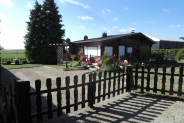 Ce beau chalet d'une surface habitable de +/- 45m2 sur un terrain de +/- 8,47 ares se compose d'une cuisine, d'une chambre à choucher, d'une salle de douche, d'un salon, d'une salle à manger et d'une terrasse.