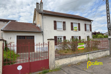 Idéael investisseur.  Très beau potentiel à developper pour cette grande maison de village comprenant 2 appartements type F3, grand grenier et une grange sur le coté avec terrasse et jardin. Compteurs indépendants.
 Possibilité d'acquérir un terrain à batir sur l'arrière. 
 Les informations sur les risques auxquels ce bien est exposé sont disponibles sur le site Géorisques : www.georisques.gouv.fr