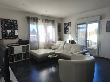 Jolie maison mitoyenne d'un côté de plain-pied, non loin de la frontière allemande, idéale pour senior, comprenant 1 cuisine équipée donnant sur un séjour, 2 chambres, une salle de bains avec une douche italienne ainsi qu'une belle terrasse.

La toiture a environ 15 ans d'âge, le chauffage est au gaz, le terrain de 7 ares environ est traversant.

La maison est disponible de suite et la taxe foncière est de 400.€.

Le prix est de 127 000€ Frais d'agence inclus