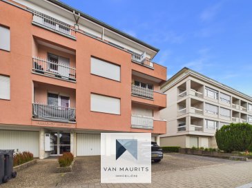 Situé au troisième et dernier étage d'une résidence datant de 1968 avec des rénovations, sans ascenseur à Strassen, ce studio de ± 29 m² constitue une excellente opportunité pour un premier achat, un pied-à-terre ou un investissement locatif. Implanté dans un quartier résidentiel recherché, il bénéficie d'une situation privilégiée à proximité immédiate des commerces, des transports en commun, des écoles, des infrastructures sportives et des principaux axes de communication.

Le studio se présente comme suit :

Au troisième étage, l'entrée de ± 4 m² dessert un lumineux séjour de ± 14 m² avec cuisine ouverte, offrant un espace de vie fonctionnel et lumineux. Celui-ci s'ouvre sur un balcon de ± 9 m² orienté sud-ouest. L'espace nuit de ± 9 m² s'intègre harmonieusement au séjour, tandis qu'une salle de douche de ± 2 m² (avec lavabo et douche) ainsi qu'un WC séparé complètent l'agencement.

Le sous-sol comprend une cave privative de ± 6 m² et un espace séchoir commun.

Finitions et équipements :
- Cuisine équipée et aménagée
- Sols en carrelage
- Revêtements muraux peints
- Fenêtres en châssis PVC avec double vitrage
- Volets électriques
- Chauffage au gaz par radiateurs
- Système de ventilation automatique avec renouvellement d'air deux fois par heure
- Parlophone
- Passeport énergétique : G-H.

Son emplacement privilégié à Strassen permet de rejoindre rapidement le centre de Luxembourg-ville, les commerces, les restaurants, les écoles, l'hôpital, la gare, l'université ainsi que les nombreuses pistes cyclables et de randonnée. Un bien fonctionnel et lumineux, bénéficiant d'une agréable terrasse orientée sud-ouest et d'un environnement résidentiel particulièrement recherché.

Agent responsable : Jimmy de Brabant  
Tél. : +352 661 167 494  
E-mail : jimmy@vanmaurits.lu