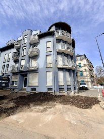 Local commercial à vendre – Esch-sur-Alzette (Rue de Luxembourg, artère principale avec beaucoup de passage)

Situé sur une artère principale de Esch Sur Alzette avec beaucoup de passage, ce local commercial bénéficie d’un emplacement stratégique et d'une visibilité accrue.

Le bien se compose comme suit :

Une surface commerciale de ± 97 m² (avec un espace showroom, un bureau séparé et un WC), offrant une belle visibilité grâce à de larges vitrines, idéale pour toute activité commerciale ou libérale

Au sous-sol : une cave privative et buanderie commune.

Ce bien représente une excellente opportunité pour développer une activité au sein d’un environnement urbain attractif, à proximité directe des commerces, transports et flux piétonnier.

Pour toute information complémentaire ou pour organiser une visite, nous vous invitons à contacter à nous contacter par mail ou par téléphone +352.661.612.546

 ---------- 
Gewerbefläche zu verkaufen – Esch-sur-Alzette (Rue de Luxembourg, Hauptverkehrsstraße mit viel Passantenverkehr)

In einer Hauptverkehrsstraße von Esch-sur-Alzette gelegen, profitiert diese Gewerbefläche von einer strategischen Lage und erhöhter Sichtbarkeit.

Die Immobilie besteht aus:

Eine Verkaufsfläche von ca. 97 m² (mit Showroom, separatem Büro und WC), die dank großer Schaufenster eine schöne Sichtbarkeit bietet, ideal für jede gewerbliche oder freiberufliche Tätigkeit

Im Untergeschoss: ein privater Keller und einen Gemeinschafts-Waschraum.

Dieses Objekt stellt eine ausgezeichnete Gelegenheit dar, eine Tätigkeit in einer attraktiven urbanen Umgebung zu entwickeln, in unmittelbarer Nähe zu Geschäften, Verkehrsmitteln und Fußgängerströmen.

Für weitere Informationen oder um eine Besichtigung zu vereinbaren, kontaktieren Sie uns bitte per E-Mail oder telefonisch unter +352.661.612.546

 ---------- 
Commercial property for sale – Esch-sur-Alzette (Rue de Luxembourg, main street with a lot of passing traffic)

Located on a main street of Esch-sur-Alzette with a lot of traffic, this commercial space benefits from a strategic location and increased visibility.

The property consists of:

A retail area of ± 97 m² (with a showroom, a separate office, and a WC), offering good visibility thanks to large windows, ideal for any commercial or professional activity.

Downstairs: a private cellar and a communal laundry room.

This property represents an excellent opportunity to develop a business within an attractive urban environment, close to shops, transportation, and pedestrian flow.

For more information or to organize a visit, please contact us by email or by phone +352.661.612.546