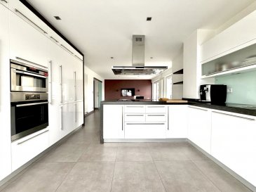 AXHOME Immo vous propose en exclusivité ce magnifique appartement moderne avec 2 chambres à coucher de 85 m², disposant d'un garage fermé à Frisange.

***DISPONIBLE IMMÉDIATEMENT***

Ce spacieux appartement de 85 m², construit en 2006, est situé au 1er étage d'une petite copropriété de 2 étage.

L'appartement dispose de plusieurs meubles intégrés, d'un garage et d'une cave privée, offrant beaucoup d'espace de rangement supplémentaire.

- Hall d'entrée avec vestiaire intégré
- Cuisine équipée ouverte avec balcon
- Grand séjour de 45 m²
- WC séparé
- Salle de bains moderne
- 2 grandes chambres avec accès au 2e balcon et armoires intégrées (14,5 m² et 13 m²)
- 1 grande cave
- 1 grand garage fermé (25m2)

Les atouts :

- Construction de 2006
- Classe énergétique FG
- 1 garage fermé
- Grand espace
- 2 balcons
- Pas de frais à prévoir
- Disponible immédiatement

Proche de toutes commodités et des transports en commun.

Idéal pour ceux qui recherchent confort et espace !

Pour plus d'informations, n'hésitez pas à nous contacter :

- Par téléphone : +352 691 911 993 Roberto Alex
- Par email : info@axhome.lu

Nous restons également à votre entière disposition si vous souhaitez vendre ou louer votre bien. Nous prenons en charge toutes les démarches administratives liées au bien immobilier.

Nous sommes aussi disponibles pour des estimations gratuites.

 ---------- 
AXHOME Immo bietet Ihnen exklusiv diese wunderschöne moderne Wohnung mit 2 Schlafzimmern von 85 m², mit einer abgeschlossenen Garage in Frisange.

***SOFORT VERFÜGBAR***

Diese geräumige 85 m² große Wohnung, gebaut im Jahr 2006, befindet sich im 1. Stock eines kleinen 2-stöckigen Wohnungseigentums.

Die Wohnung verfügt über mehrere Einbaumöbel, eine Garage und einen privaten Keller und bietet viel zusätzlichen Stauraum.

- Eingangsbereich mit integriertem Garderobenbereich
- Offene ausgestattete Küche mit Balkon
- Großes Wohnzimmer von 45 m²
- Separates WC
- Modernes Badezimmer
- 2 große Schlafzimmer mit Zugang zum 2. Balkon und eingebauten Schränken (14,5 m² und 13 m²)
- 1 großer Keller
- 1 großes abgeschlossenen Garage (25m2)

Vorteile:

- Baujahr 2006
- Energieklasse FG
- 1 abgeschlossene Garage
- Großzügiger Raum
- 2 Balkone
- Keine anfallenden Kosten
- Sofort verfügbar

In der Nähe aller Annehmlichkeiten und öffentlicher Verkehrsmittel.

Ideal für diejenigen, die Komfort und Raum suchen!

Für weitere Informationen zögern Sie nicht, uns zu kontaktieren:

- Per Telefon: +352 691 911 993 Roberto Alex
- Per E-Mail: info@axhome.lu

Wir stehen Ihnen auch gerne zur Verfügung, wenn Sie Ihre Immobilie verkaufen oder vermieten möchten. Wir kümmern uns um alle administrativen Verfahren im Zusammenhang mit der Immobilie.

Wir stehen auch für kostenlose Bewertungen zur Verfügung.

 ---------- 
AXHOME Immo offers you exclusively this beautiful modern apartment with 2 bedrooms of 85 m², with a closed garage in Frisange.

***IMMEDIATE AVAILABLE***

This spacious 85 m² apartment, built in 2006, is located on the 1st floor of a small 2-story condominium.

The apartment has several built-in furniture, a garage, and a private cellar, offering plenty of additional storage space.

- Entrance hall with integrated wardrobe
- Equipped open kitchen with balcony
- Large living room of 45 m²
- Separate toilet
- Modern bathroom
- 2 large bedrooms with access to the 2nd balcony and built-in wardrobes (14.5 m² and 13 m²)
- 1 large cellar
- 1 large closed garage (25m2)

Advantages:

- Construction year 2006
- Energy class FG
- 1 closed garage
- Large space
- 2 balconies
- No expenses to prévoir
- Available immediately

Close to all amenities and public transportation.

Ideal for those looking for comfort and space!

For more information, do not hesitate to contact us:

- By phone: +352 691 911 993 Roberto Alex
- By email: info@axhome.lu

We also remain at your complete disposal if you wish to sell or rent your property. We handle all administrative procedures related to the real estate.

We are also available for free estimates.