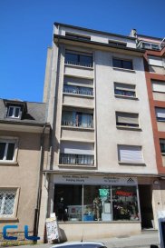 Appartement au troisième étage avec ascenseur, lumineux et très bien agencé se trouvant dans un très bon état général.
Il se compose d\'un grand hall d\'entrée, de deux chambres à coucher, d\'une cuisine avec balcon, d\'un salon, d\'une salle de douche et d\'une grande cave individuelle. 
L\'appartement se trouve proche de toutes commodités, à 5 minutés à pied de la gare. 
Libre à convenir.
Les honoraires d\'agence sont entièrement à charge du vendeur. 


Ref agence : EALVG75