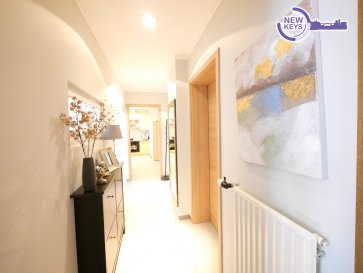 New Keys vous propose ce appartement d\'environ 70 m2 avec deux chambres, situé au deuxième étage d\'une résidence de 6 unités, à proximité de tous les commerces, restaurants et transports en commun.<br> L\'appartement est en bonne état, avec une cuisine équipée séparée et une salle de bain moderne. <br>Il dispose également d\'un grenier avec arrivées d\'eau, qui peut facilement être transformé en une troisième chambre ou un espace de rangement supplémentaire.<br><br><br>Le bien se présente de la manière suivante:<br><br>- Hall d\'entrée;<br>- Cuisine équipée fermée avec accès débarras (+/-4m2);<br>- 2 chambres à coucher ( +/- 13m2);<br>- Living ;<br>- Salle de douche;<br><br>Pour compléter ce bien vous profiterez à titre privatif de :<br>- Cave au sous-sol ( +/-11m2);<br>- Grenier ( +/-13m2) situé immédiatement au-dessus de l\'appartement. Ce grenier peut être rapidement aménagé en une pièce supplémentaire;<br>- 1 Emplacement Parking<br><br>Buanderie commune.<br><br>N\'hésitez pas à nous contacter au 27 99 86 23 ou 661 120 388 ou par mail info@newkeys.lu pour plus d\'informations ou une éventuelle visite.<br><br>Les prix s\'entendent frais d\'agence inclus dans le prix et payable par le vendeur.<br><br>Nous recherchons en permanence pour la vente et pour la location, des appartements, maisons, terrains à bâtir pour notre clientèle déjà existante.<br><br>N\'hésitez pas à nous contacter si vous avez un bien pour la vente ou la location.<br><br>Estimation gratuite.<br><br>**** Découvrez tous nos autres biens sur notre site **** www.newkeys.lu****